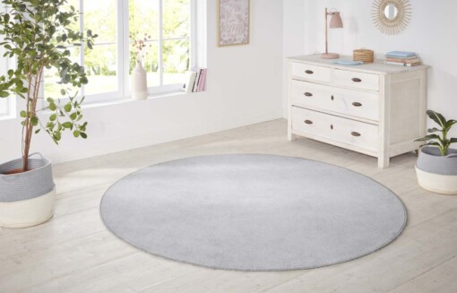 Modern effen vloerkleed rond Nasty - zilver - sfeer