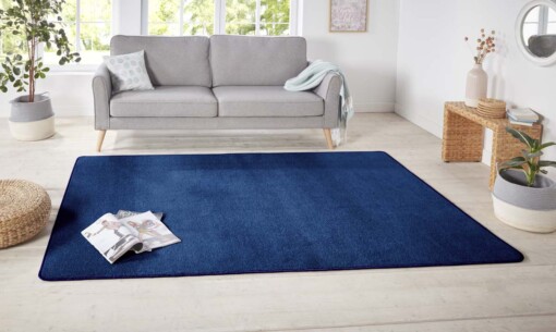 Effen vloerkleed Nasty - donkerblauw - sfeer