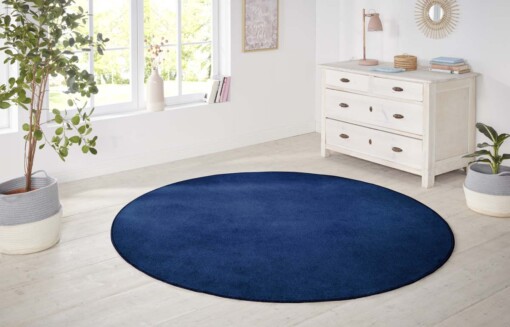 Rond effen vloerkleed Nasty - donkerblauw - sfeer