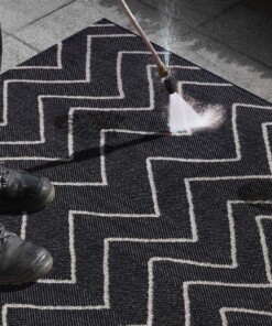 Binnen & buiten vloerkleed zigzag Venetië - zwart/crème - close up materiaal, thumbnail