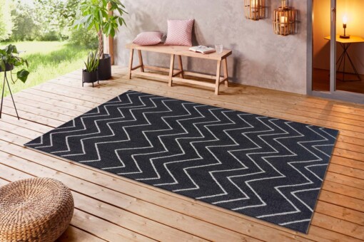 Binnen & buiten vloerkleed zigzag Venetië - zwart/crème - sfeer