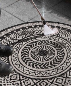 Binnen & buiten vloerkleed rond Mandala - zwart/crème - close up materiaal, thumbnail