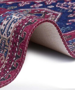 Oosters vloerkleed Tuan Belutsch - wijnrood - close up rol, thumbnail Oosters vloerkleed Tuan Belutsch - wijnrood - close up rol, thumbnail