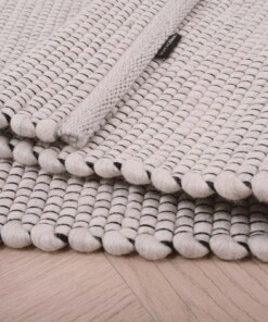Wollen vloerkleed Lett - wit - close up vouw, thumbnail