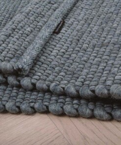 Wollen vloerkleed Lett - staalblauw - close up vouw, thumbnail Wollen vloerkleed Lett - staalblauw - close up vouw, thumbnail