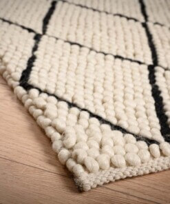 Wollen vloerkleed - ruiten Vinduer - crème/zwart - close up hoek, thumbnail