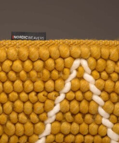 Wollen vloerkleed - ruiten Vinduer - okergeel/crème - close up zijkant, thumbnail Wollen vloerkleed - ruiten Vinduer - okergeel/crème - close up zijkant, thumbnail