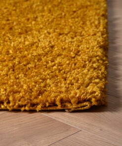 Hoogpolig vloerkleed shaggy Trend effen - okergeel - close up hoek