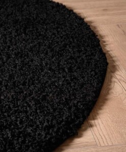 Rond hoogpolig vloerkleed shaggy Trend effen - zwart - close up zijkant