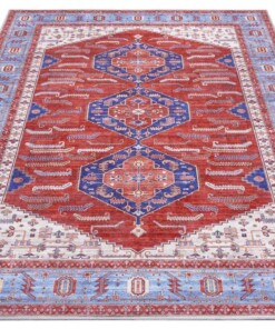 Design vloerkleed Shiraz Niavaran Elle Decoration - rood/blauw - overzicht schuin
