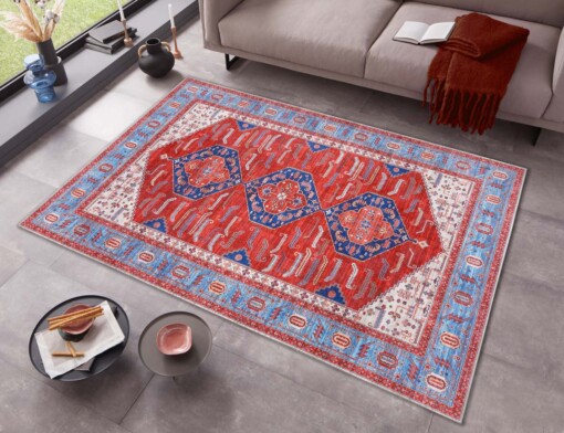 Design vloerkleed Shiraz Niavaran Elle Decoration - rood/blauw - sfeer