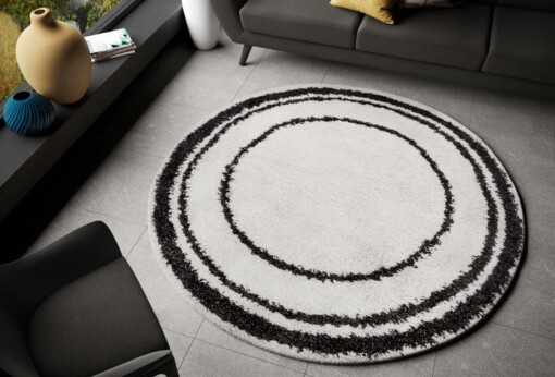 Rond hoogpolig vloerkleed Alfie - crème/zwart - sfeer