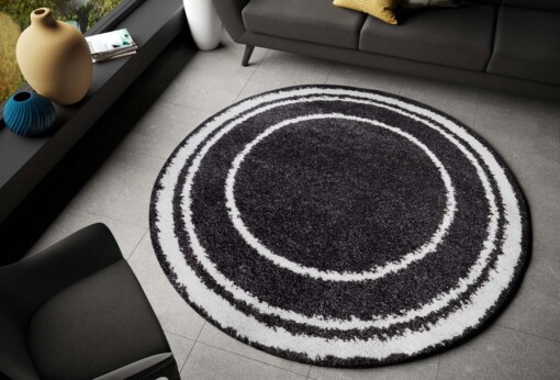 Rond hoogpolig vloerkleed Alfie - zwart/crème - sfeer