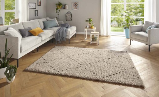 Hoogpolig vloerkleed ruiten Basay - beige/zwart - sfeer