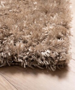 Hoogpolig vloerkleed velours Posh - beige - close up hoek