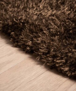 Rond hoogpolig vloerkleed velours Posh - bruin - close up zijkant, thumbnail