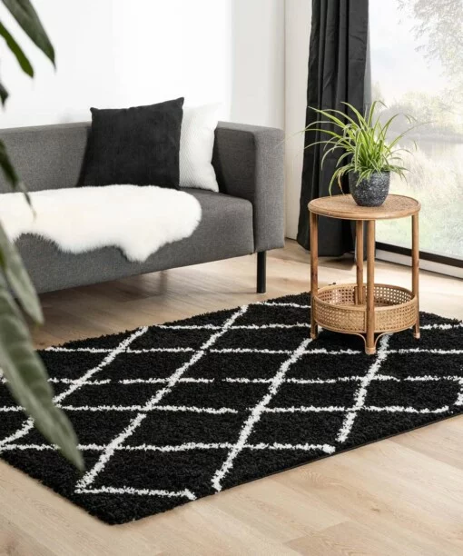 Hoogpolig vloerkleed ruiten Habitat - zwart/wit - sfeer