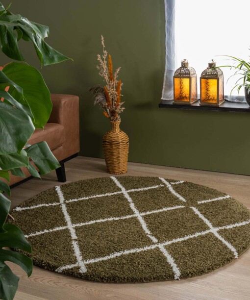 Rond hoogpolig vloerkleed ruiten Artisan - olijfgroen/wit - sfeer