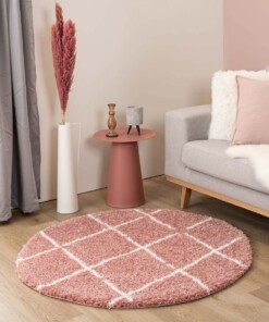 Rond hoogpolig vloerkleed ruiten Artisan - roze/wit - sfeer