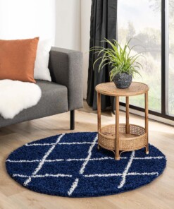 Rond hoogpolig vloerkleed ruiten Habitat - marineblauw/wit - sfeer