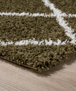 Hoogpolig vloerkleed ruiten Habitat - olijfgroen/wit - close up, thumbnail