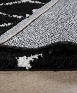 Hoogpolig vloerkleed ruiten Habitat - zwart/wit - close up, thumbnail Hoogpolig vloerkleed ruiten Habitat - zwart/wit - close up, thumbnail