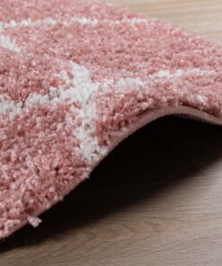 Rond hoogpolig vloerkleed ruiten Habitat - roze/wit - close up, thumbnail