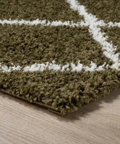 Vierkant hoogpolig vloerkleed ruiten Habitat - olijfgroen/wit - close up, thumbnail Vierkant hoogpolig vloerkleed ruiten Habitat - olijfgroen/wit - close up, thumbnail