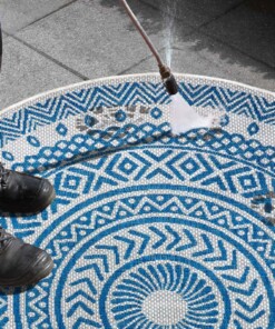 Rond buitenkleed geometrisch - Giro blauw/crème - close up, thumbnail Rond buitenkleed geometrisch - Giro blauw/crème - close up, thumbnail