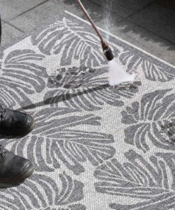 Buitenkleed palm - Monstera grijs/crème - close up, thumbnail Buitenkleed palm - Monstera grijs/crème - close up, thumbnail