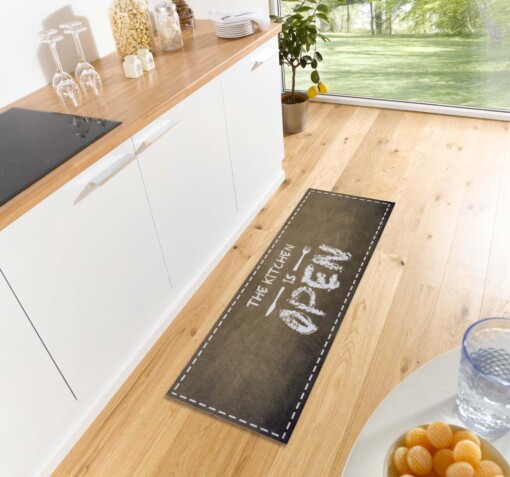 Keukenloper "The kitchen is open" Wasbaar 30°C bruin - sfeer