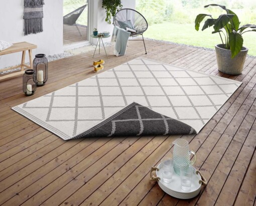 Binnen & buiten vloerkleed ruiten Corsica - zwart/crème - sfeer