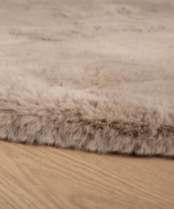 Rond hoogpolig vloerkleed - Comfy plus - taupe - close up, thumbnail