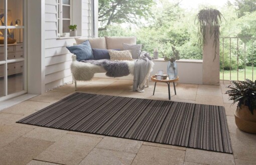 Binnen & buiten vloerkleed Frya - zwart/beige - sfeer