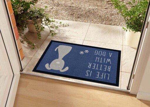Deurmat "life is better with a dog" - blauw/beige - sfeer