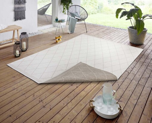 Design binnen & buiten vloerkleed ruiten Daisy - lichtbruin/crème - sfeer