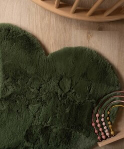 Kindervloerkleed hartje - Fluffy olijfgroen - close up, thumbnail