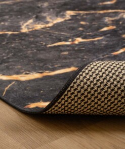 Marmer vloerkleed wasbaar - Moderna zwart/goud - close up vouw, thumbnail Marmer vloerkleed wasbaar - Moderna zwart/goud - close up vouw, thumbnail