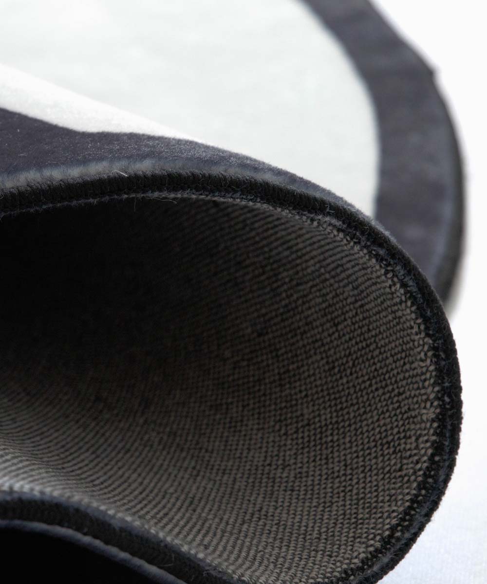 Wasbaar kindervloerkleed - Fluffito Voetbal wit/zwart - close up Wasbaar kindervloerkleed - Fluffito Voetbal wit/zwart - close up