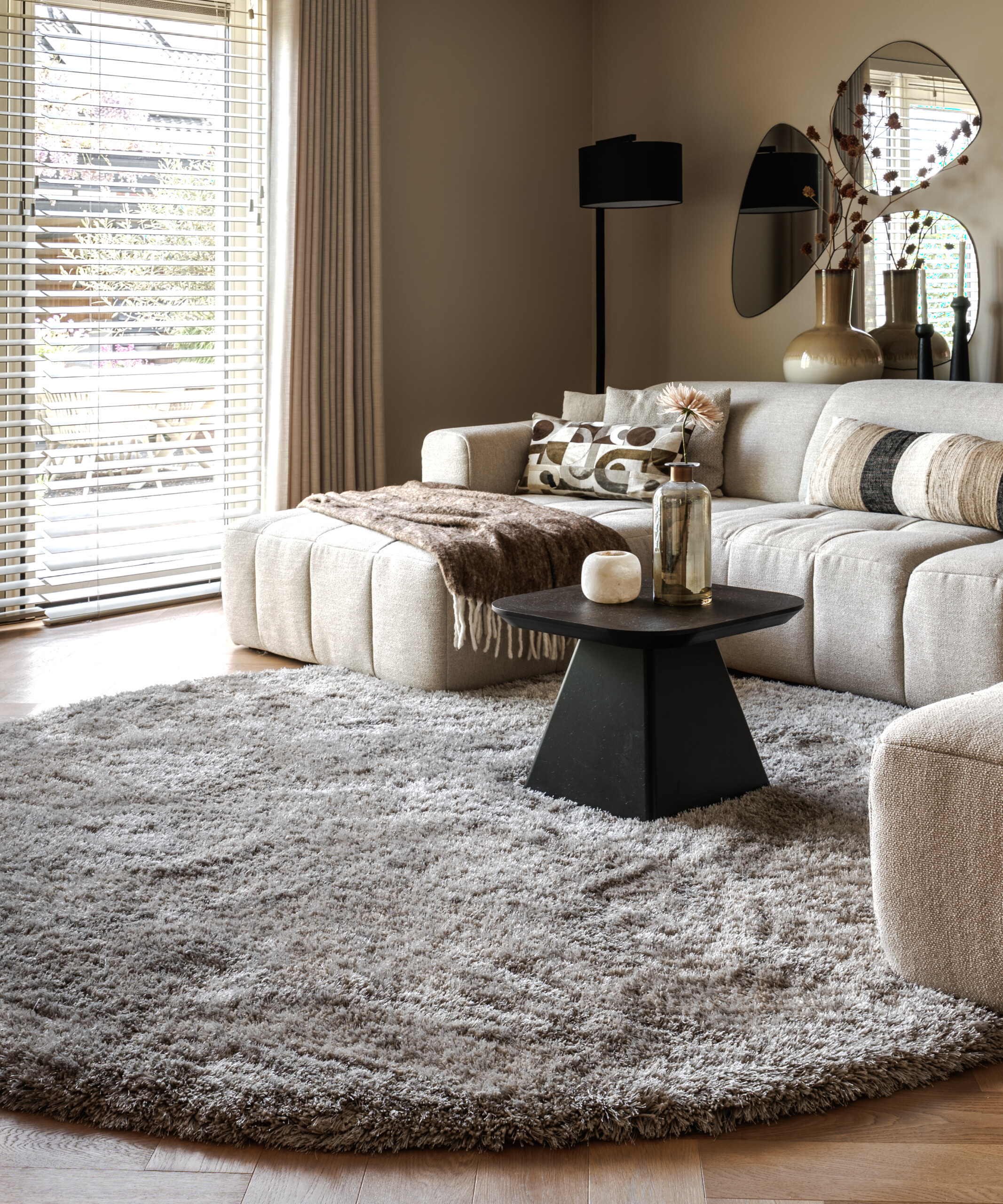 Rond shaggy vloerkleed - Meadow grijs - sfeer Rond shaggy vloerkleed - Meadow grijs - sfeer