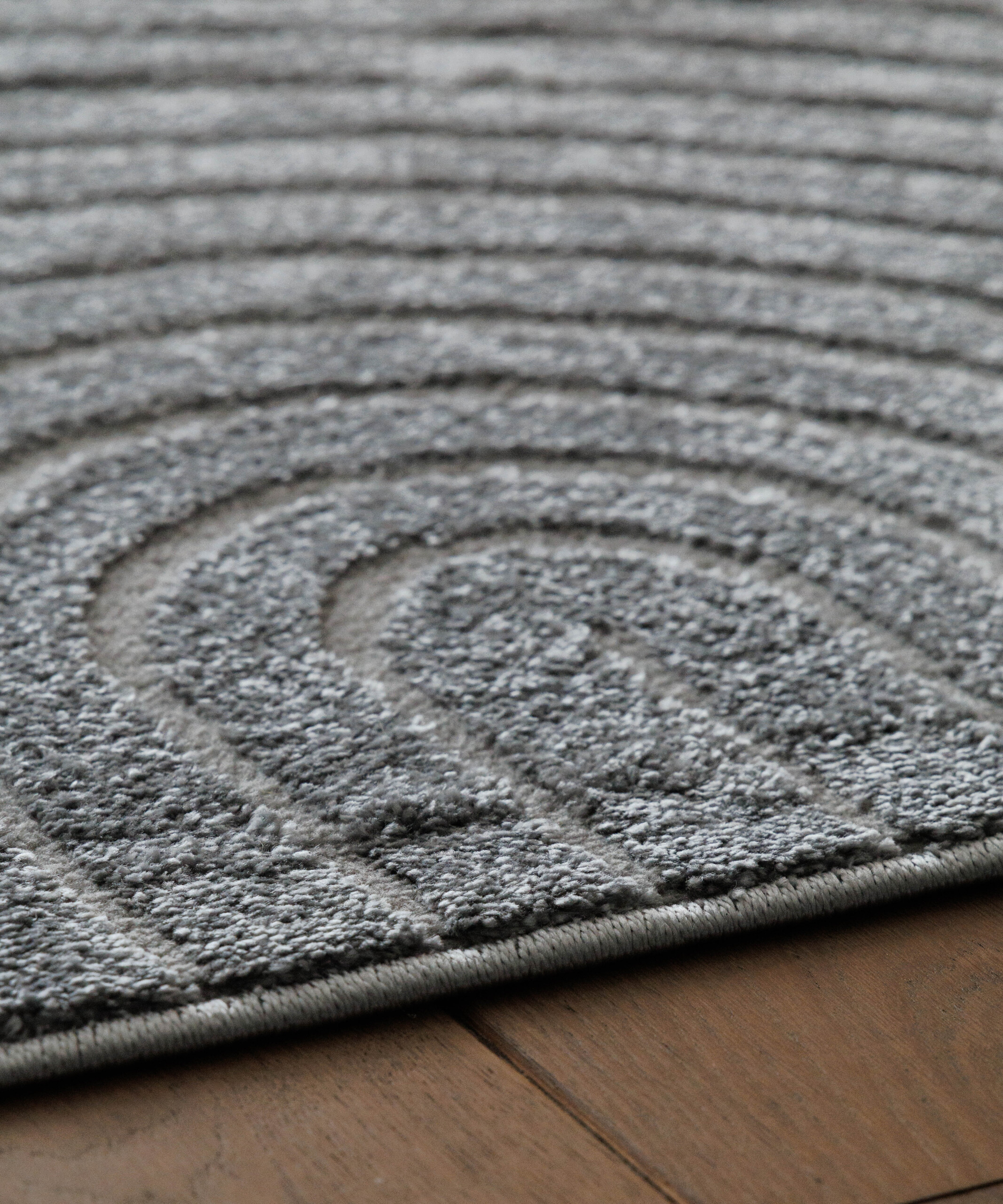 Scandinavisch vloerkleed - Contour Curve grijs - close up Scandinavisch vloerkleed - Contour Curve grijs - close up