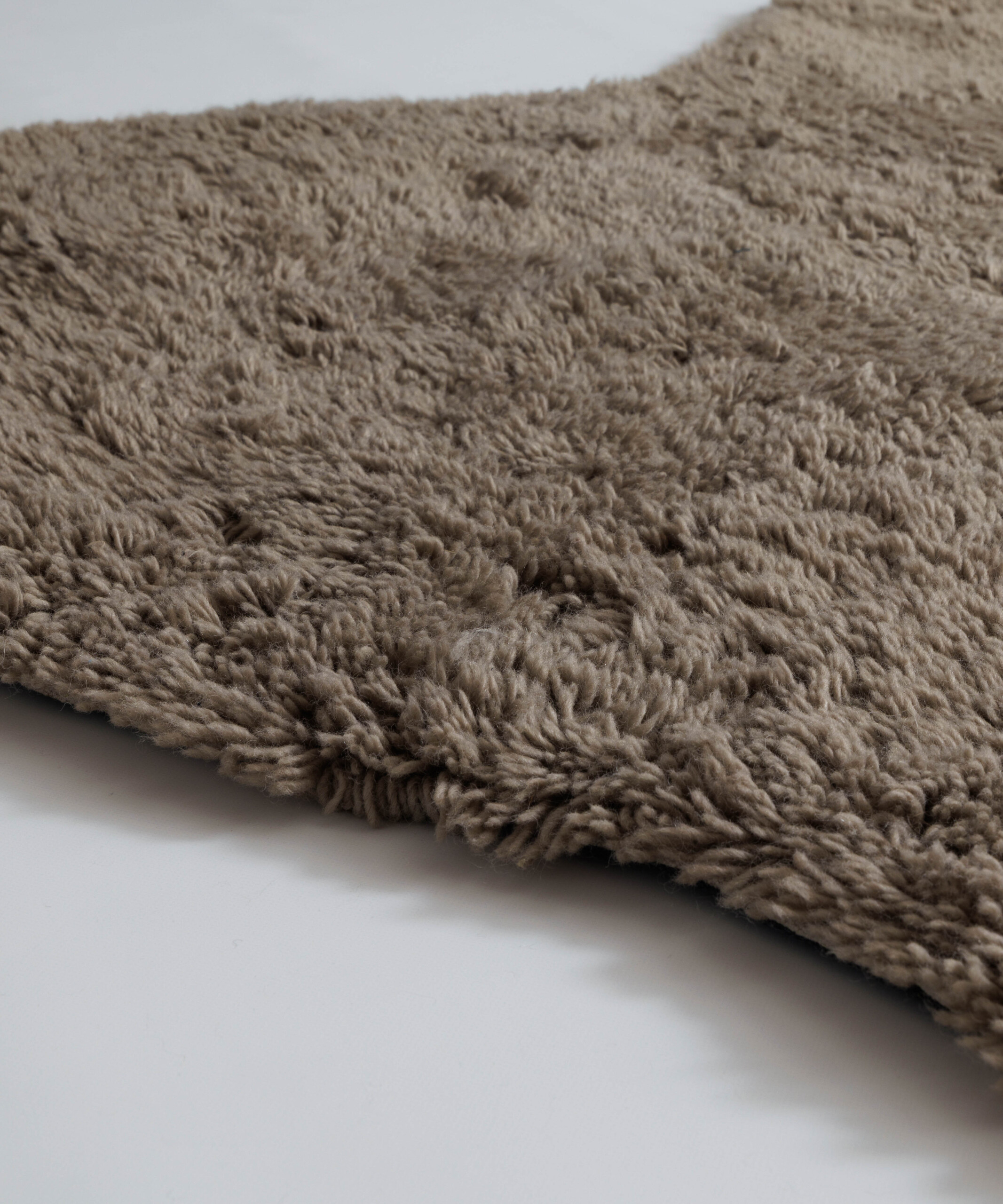 Organisch vloerkleed - Tjørne Swell taupe - close up Organisch vloerkleed - Tjørne Swell taupe - close up