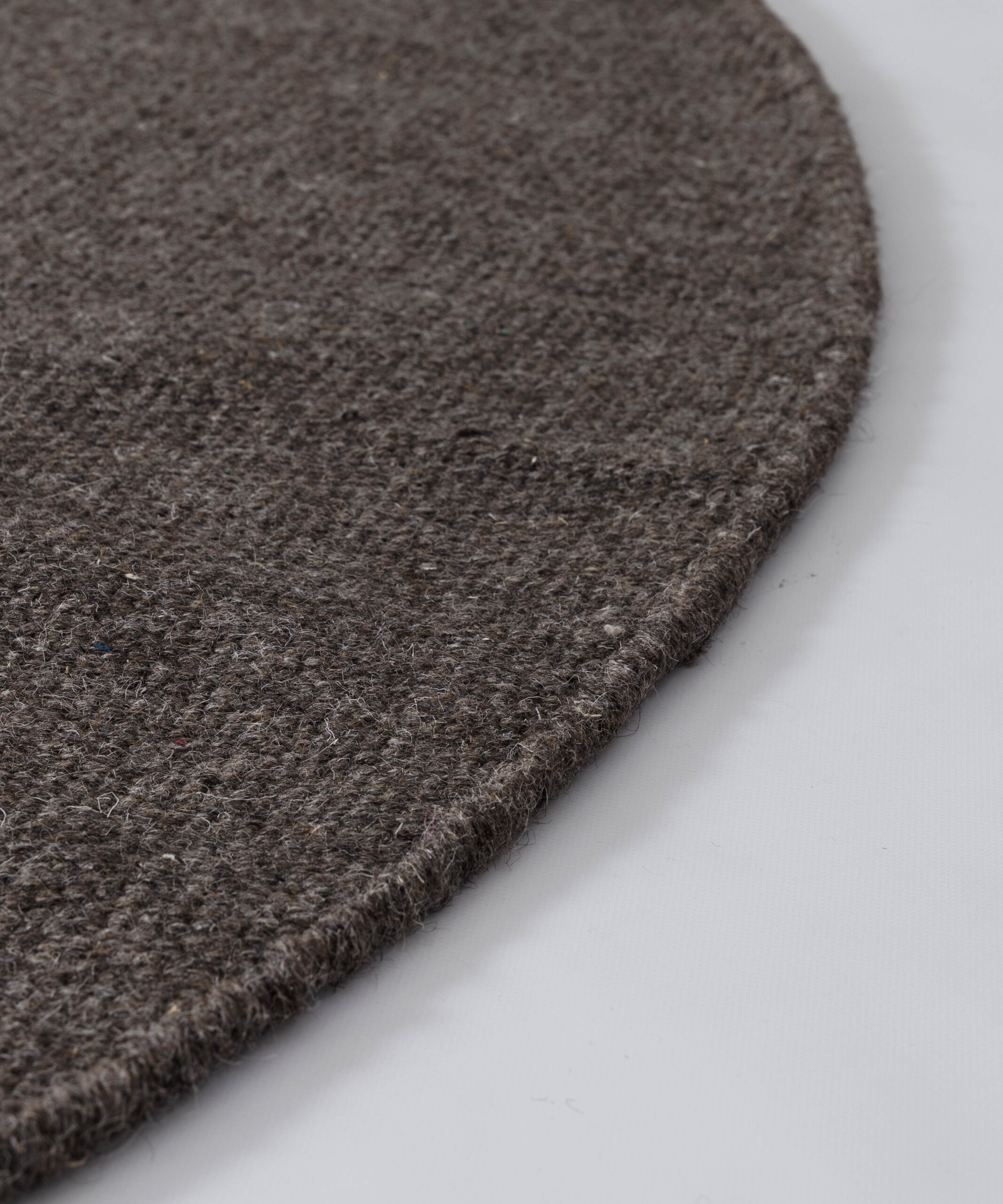 Rond wollen vloerkleed - Grund taupe - close up Rond wollen vloerkleed - Grund taupe - close up