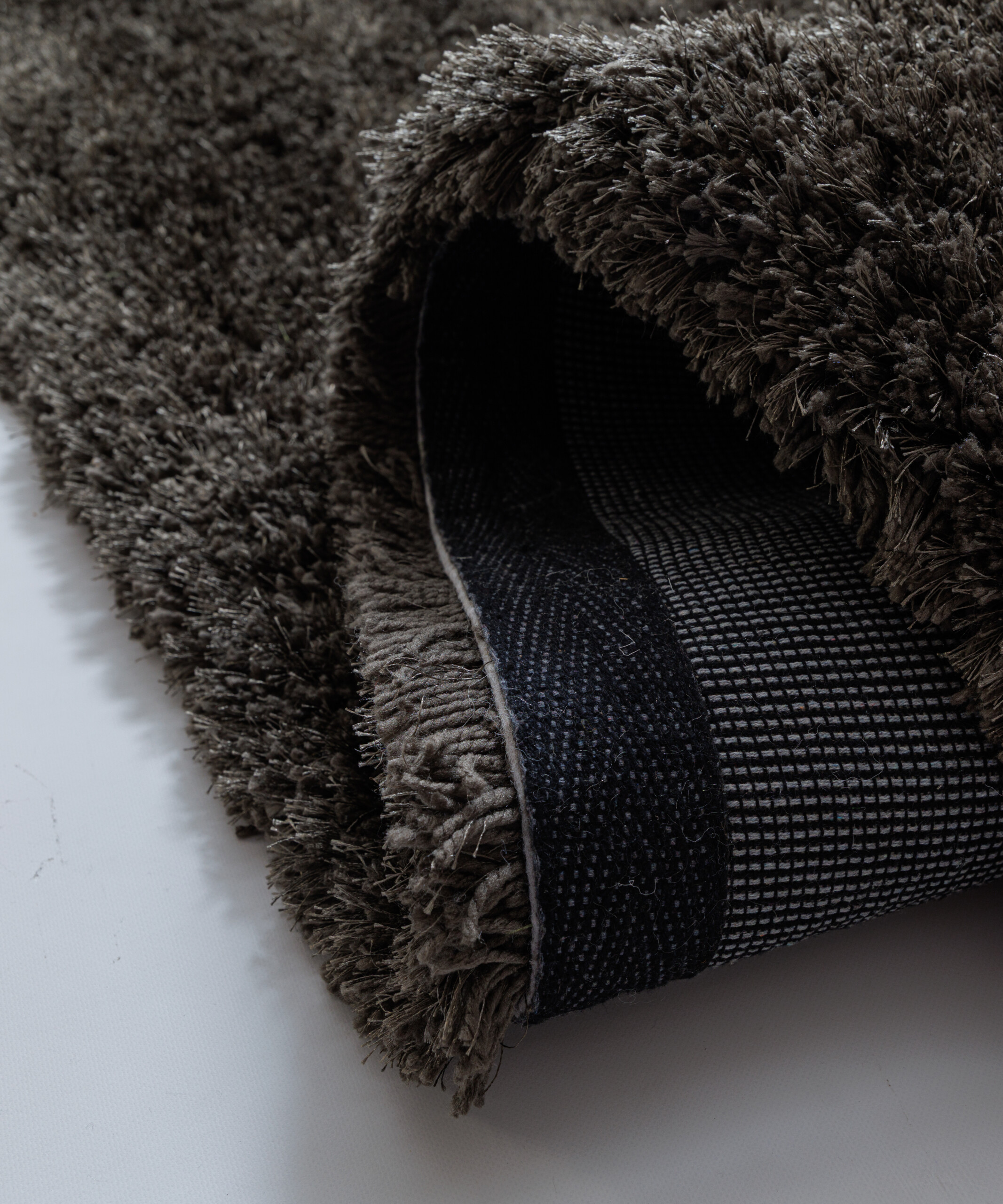 Rond shaggy vloerkleed - Meadow antraciet - close up Rond shaggy vloerkleed - Meadow antraciet - close up