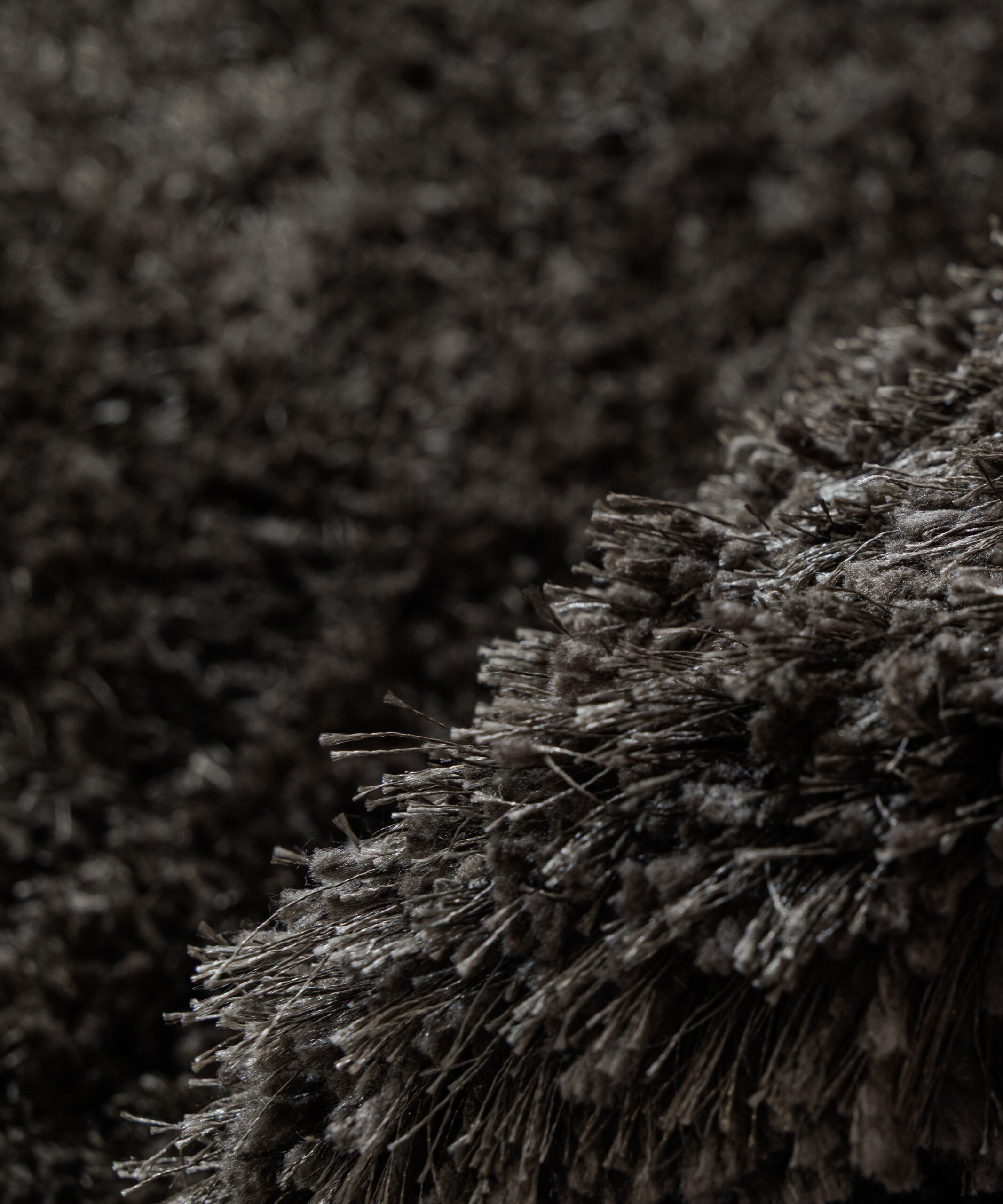 Rond shaggy vloerkleed - Meadow antraciet - close up Rond shaggy vloerkleed - Meadow antraciet - close up