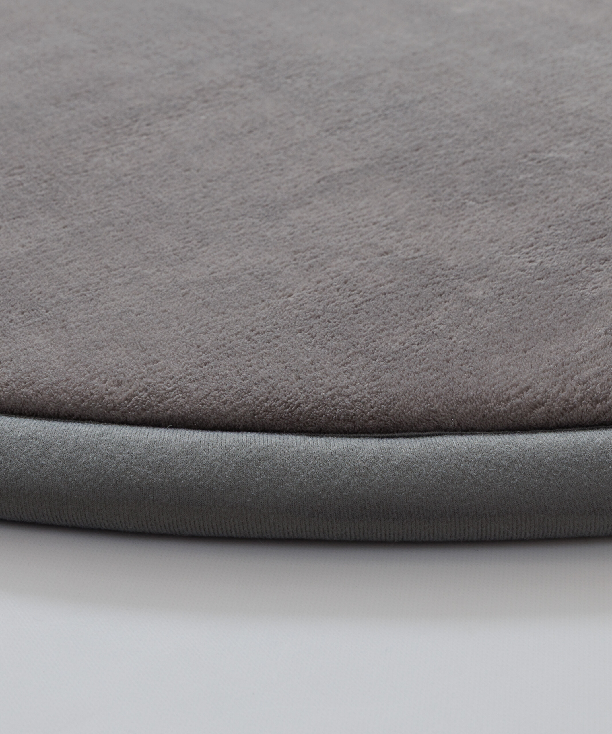 Speelkleed rond - Pluffy donkergrijs - close up Speelkleed rond - Pluffy donkergrijs - close up