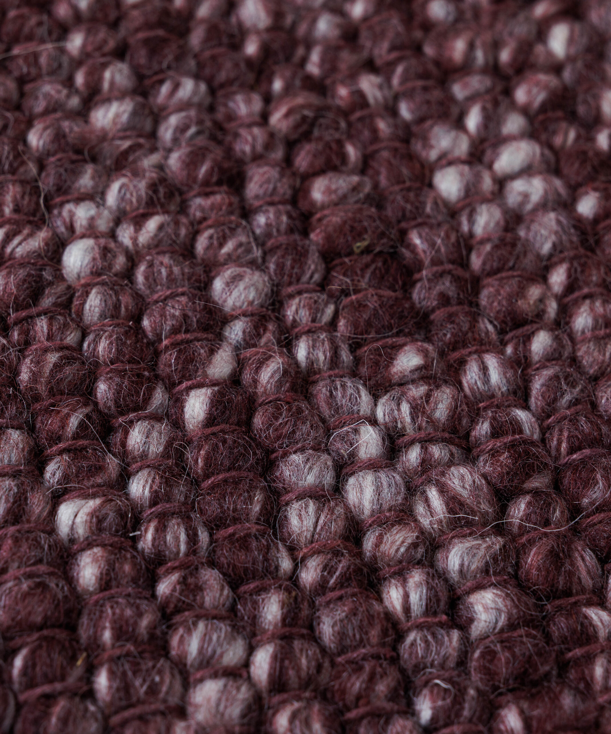 Wollen vloerkleed - Silvull bordeauxrood - close up Wollen vloerkleed - Silvull bordeauxrood - close up