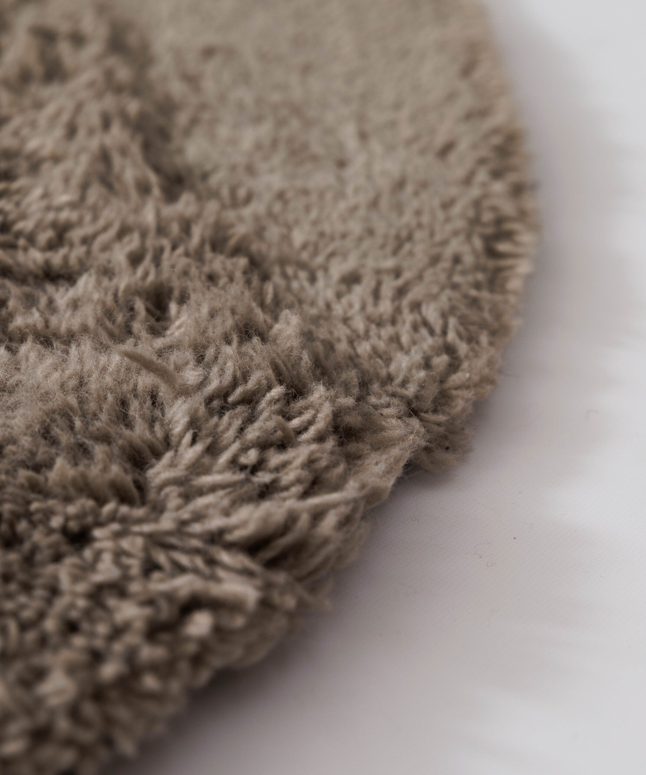Organisch vloerkleed - Tjørne Mose taupe - close up Organisch vloerkleed - Tjørne Mose taupe - close up