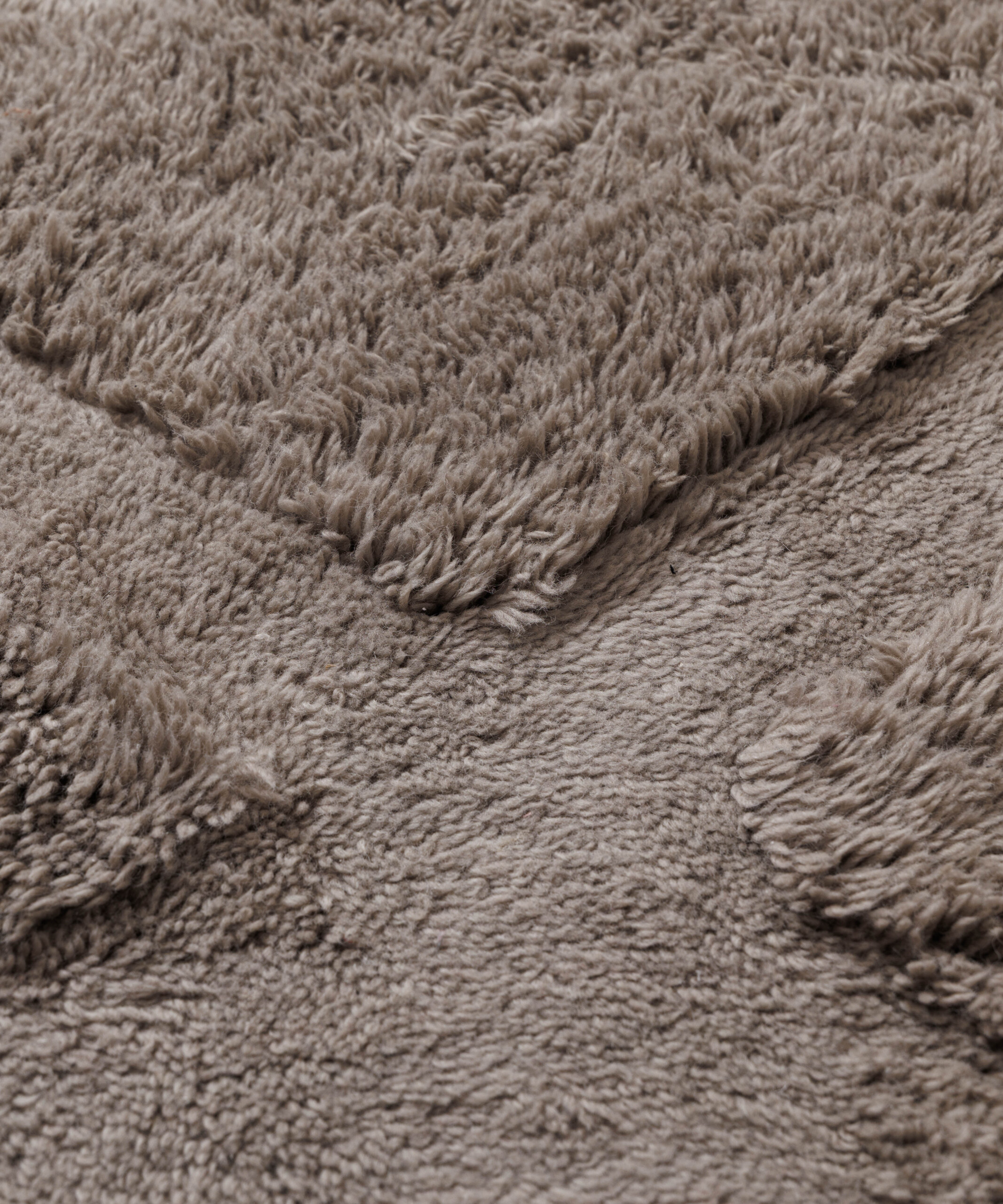 Design vloerkleed - Tjørne Elv Taupe - close up Design vloerkleed - Tjørne Elv Taupe - close up