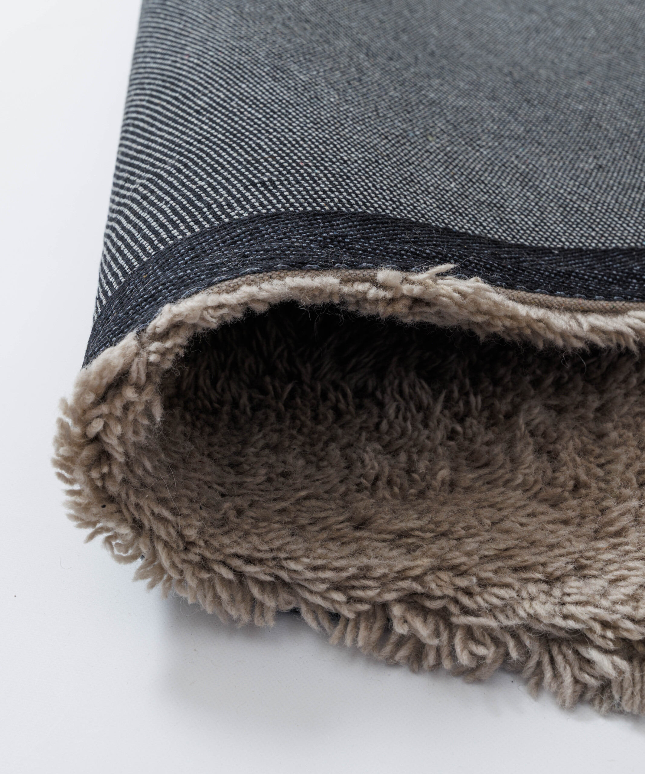 Design vloerkleed - Tjørne Elv Taupe - close up Design vloerkleed - Tjørne Elv Taupe - close up